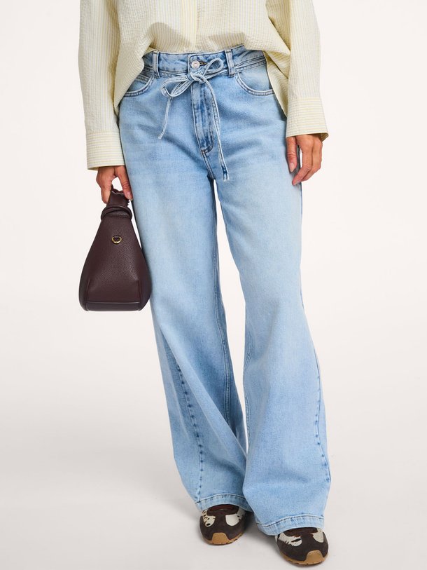 Ontdek de Isolde high waist loose fit jeans van Modstrom in de kleur Blauw bij Orangebag. Op werkdagen voor 21:45 besteld, morgen in huis.