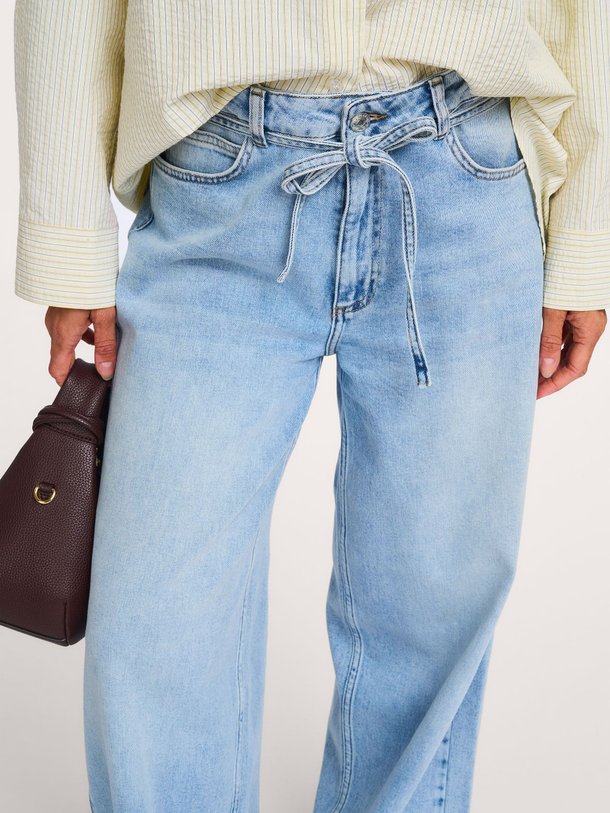 Ontdek de Isolde high waist loose fit jeans van Modstrom in de kleur Blauw bij Orangebag. Op werkdagen voor 21:45 besteld, morgen in huis.