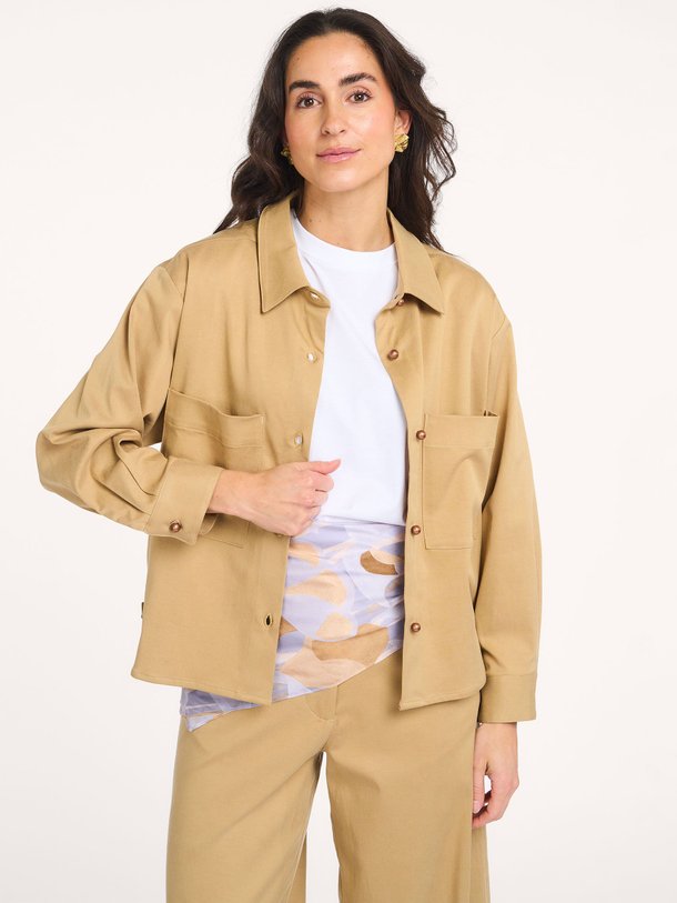 Ontdek de Anderson katoenmix jack van Sessun in de kleur Beige bij Orangebag. Op werkdagen voor 21:45 besteld, morgen in huis.