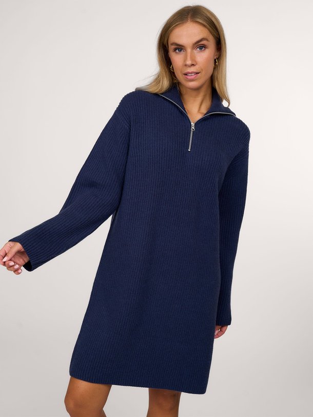 Ontdek de Sanova wollen rib jurk van Samsoe Samsoe in de kleur donkerblauw bij Orangebag. Op werkdagen voor 21:45 besteld, morgen in huis.