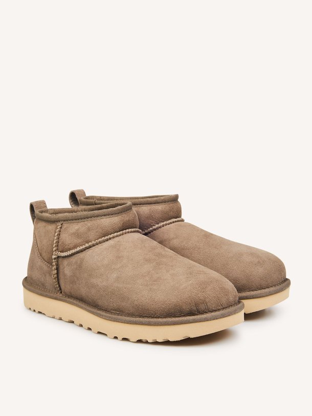 Ontdek de Classic ultra mini enkellaarzen van Ugg in de kleur Taupe bij Orangebag. Op werkdagen voor 21:45 besteld, morgen in huis.