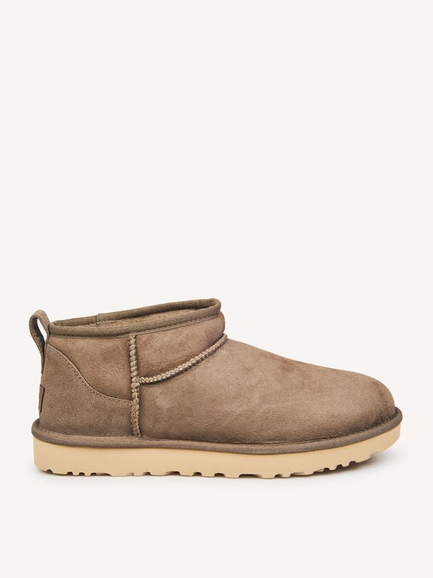 Ontdek de Classic ultra mini enkellaarzen van Ugg in de kleur Taupe bij Orangebag. Op werkdagen voor 21:45 besteld, morgen in huis.