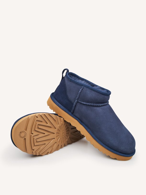 Ontdek de Classic ultra mini enkellaarzen van Ugg in de kleur Donkerblauw bij Orangebag. Op werkdagen voor 21:45 besteld, morgen in huis.
