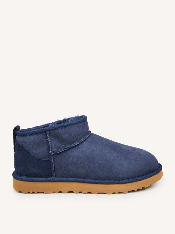 Ontdek de Classic ultra mini enkellaarzen van Ugg in de kleur Donkerblauw bij Orangebag. Op werkdagen voor 21:45 besteld, morgen in huis.