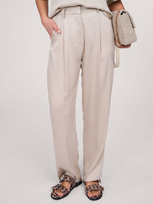 Ontdek de Geweven pantalon van Zenggi in de kleur lichtgrijs bij Orangebag. Op werkdagen voor 21:45 besteld, morgen in huis.