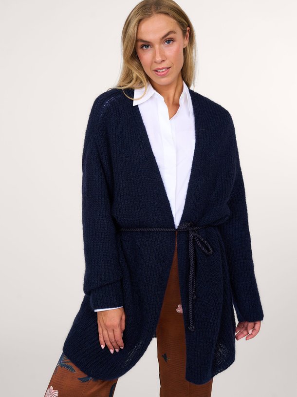 Ontdek de Mohairmix vest van forte_forte in de kleur donkerblauw bij Orangebag. Op werkdagen voor 21:45 besteld, morgen in huis.