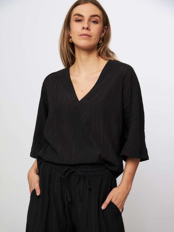 Ontdek de Nomiki viscosemix top van Alchemist in de kleur zwart bij Orangebag. Op werkdagen voor 21:45 besteld, morgen in huis.