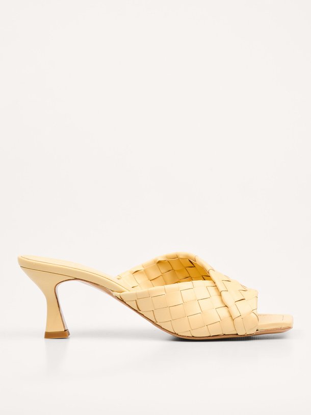 Ontdek de Moyra lederen muiltjes van Dante 6 in de kleur Geel bij Orangebag. Op werkdagen voor 21:45 besteld, morgen in huis.