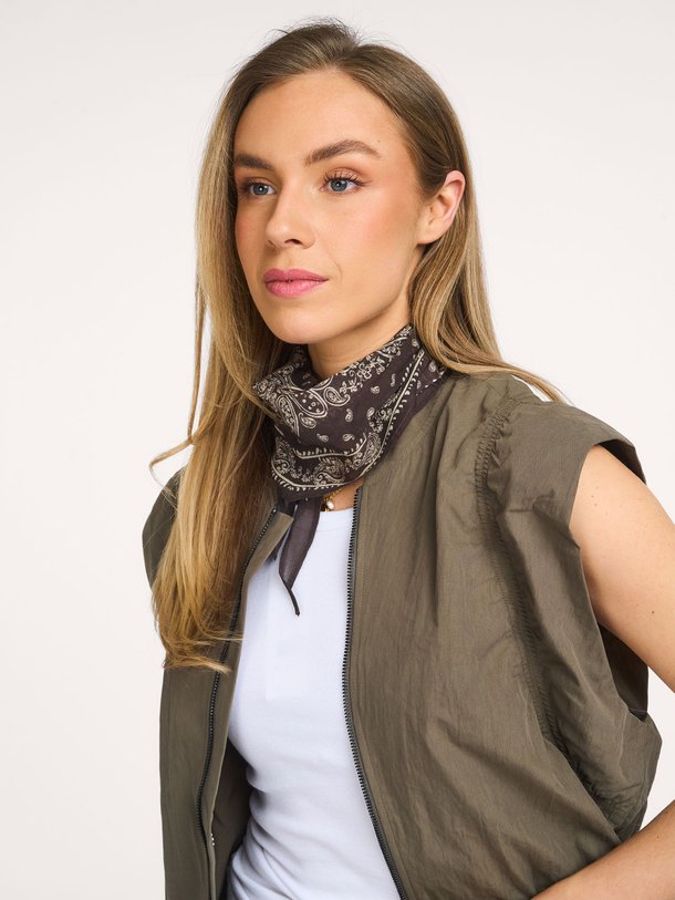 Ontdek de Kinessa katoenen sjaal van Neo Noir in de kleur Donkerbruin bij Orangebag. Op werkdagen voor 21:45 besteld, morgen in huis.