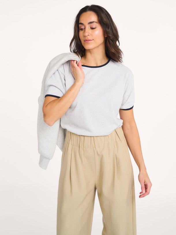 Ontdek de Nimes organic cotton gemêleerd T-shirt van By-Bar in de kleur Lichtgrijs bij Orangebag. Op werkdagen voor 21:45 besteld, morgen in huis.