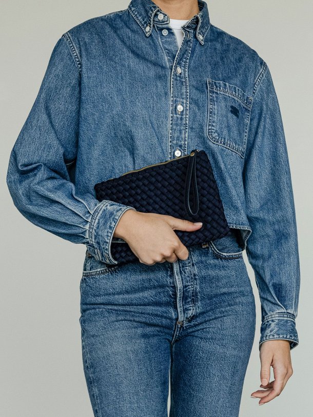 Marrea Gevlochten Clutch - Donkerblauw Ontdek de Gevlochten clutch van Marrea in de kleur donkerblauw bij Orangebag. Op werkdagen voor 21:45 besteld, morgen in huis.