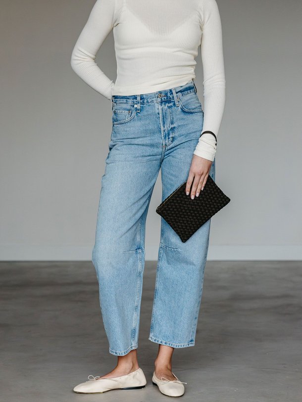 Ontdek de Gevlochten clutch van Marrea in de kleur donkerbruin bij Orangebag. Op werkdagen voor 21:45 besteld, morgen in huis.