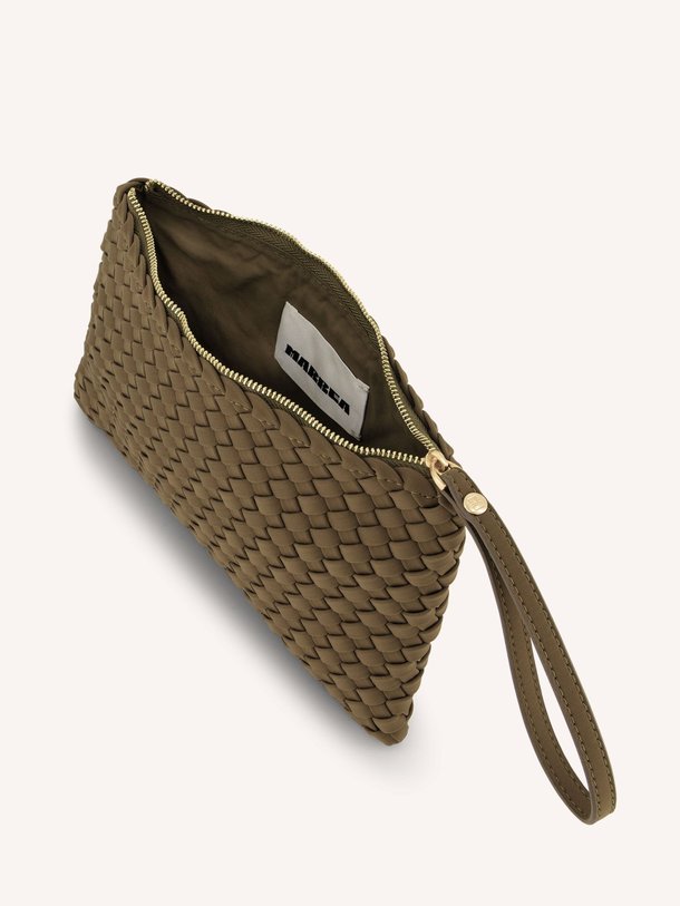 Ontdek de Gevlochten clutch van Marrea in de kleur camel bij Orangebag. Op werkdagen voor 21:45 besteld, morgen in huis.