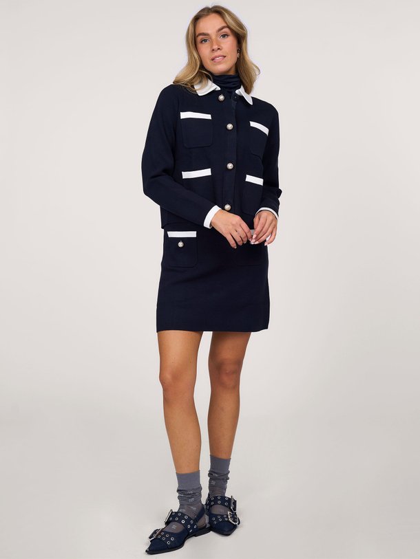 Ontdek de Harket viscosemix gebreide mini rok van Essentiel Antwerp in de kleur donkerblauw bij Orangebag. Op werkdagen voor 21:45 besteld, morgen in huis.