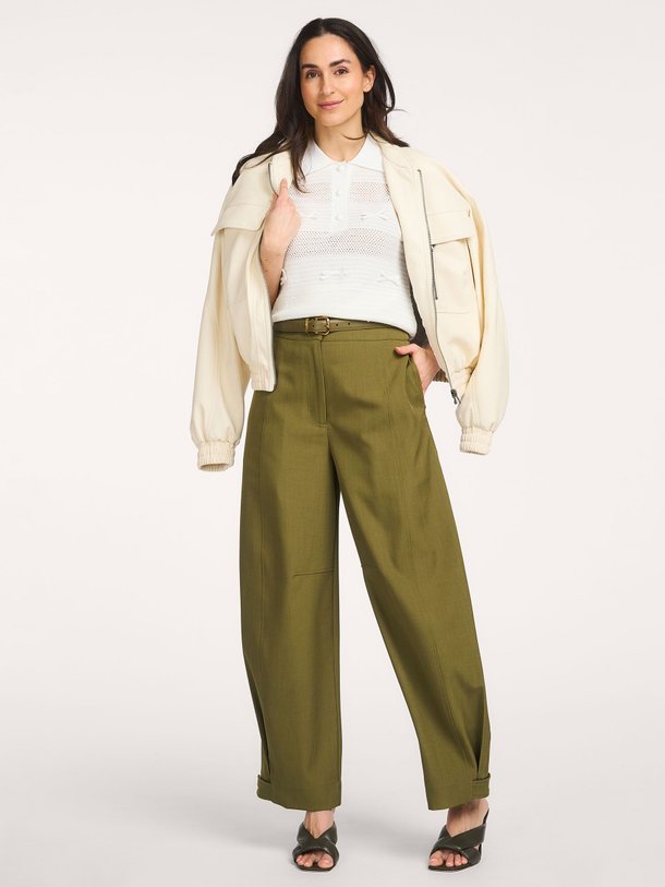 Ontdek de Jarts viscosemix polo top van Essentiel Antwerp in de kleur Off-white bij Orangebag. Op werkdagen voor 21:45 besteld, morgen in huis.