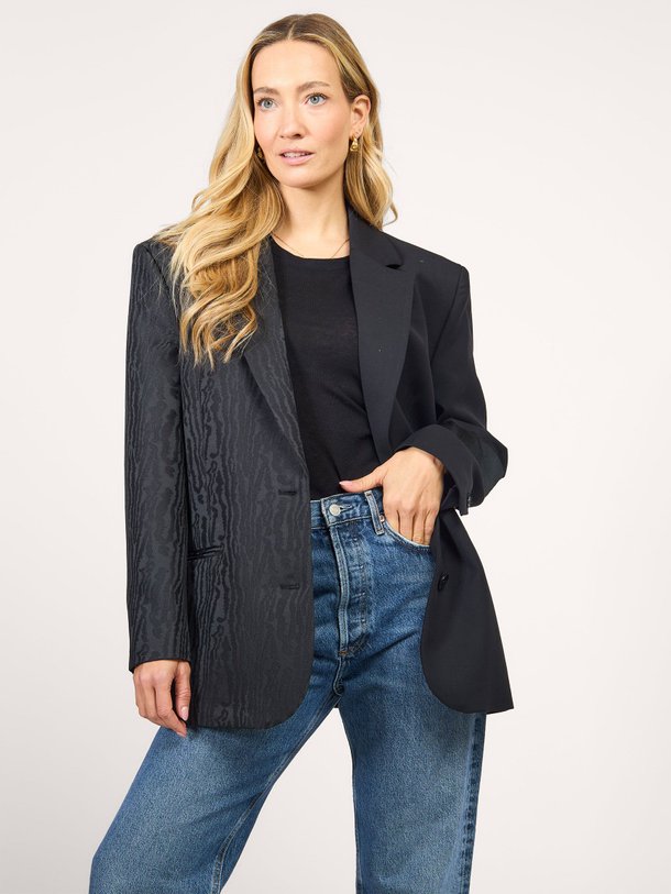Ontdek de Jean denim blazer van Copenhagen Muse in de kleur antraciet bij Orangebag. Op werkdagen voor 21:45 besteld, morgen in huis.