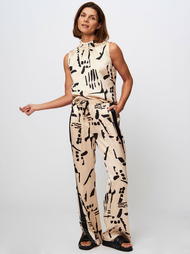 Ontdek de Hill geweven wide leg broek met print van Alchemist in de kleur champagne bij Orangebag. Op werkdagen voor 21:45 besteld, morgen in huis.