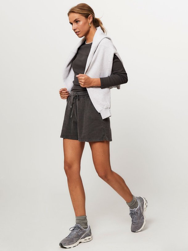 Ontdek de Organic cotton sweatshort van Colorful Standard in de kleur donkergrijs bij Orangebag. Op werkdagen voor 21:45 besteld, morgen in huis.