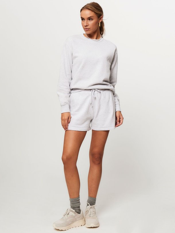 Ontdek de Organic cotton gemêleerde sweatshort van Colorful Standard in de kleur lichtgrijs bij Orangebag. Op werkdagen voor 21:45 besteld, morgen in huis.