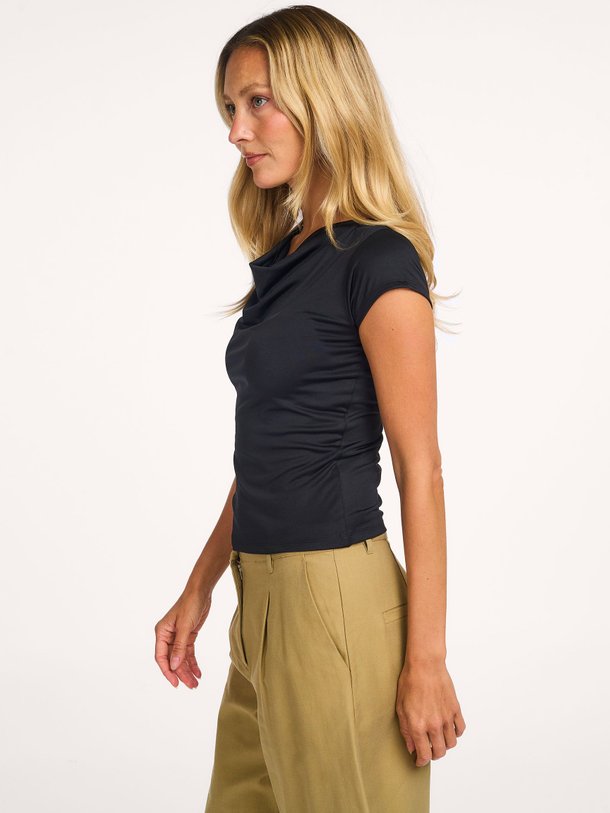 Ontdek de Hima jersey drapy top van Modstrom in de kleur Zwart bij Orangebag. Op werkdagen voor 21:45 besteld, morgen in huis.