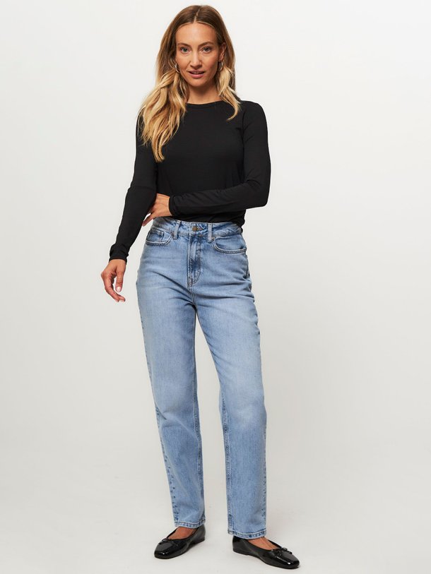 Ontdek de The Mom high waist straight fit jeans van My Essential Wardrobe in de kleur lichtblauw bij Orangebag. Op werkdagen voor 21:45 besteld, morgen in huis.