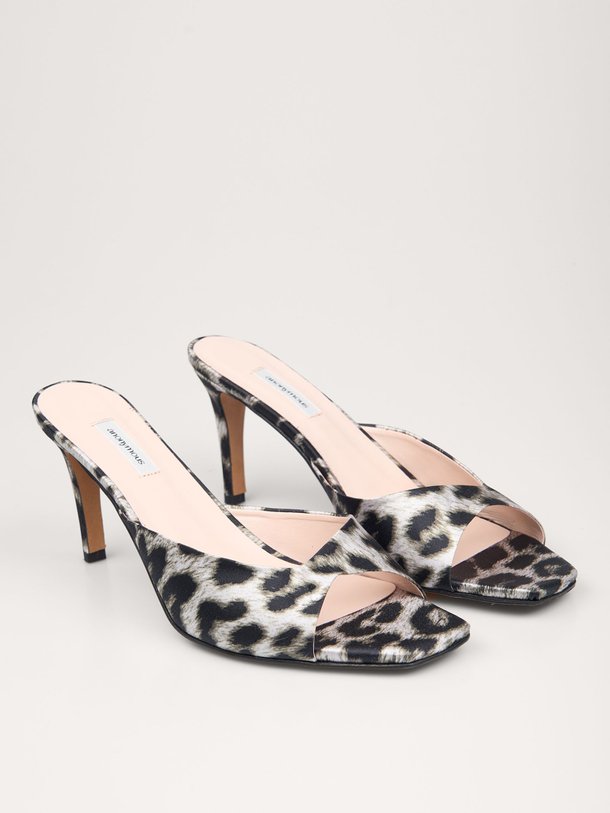 Ontdek de Mazy lederen leopard muiltjes van Anonymous Copenhagen in de kleur ecru bij Orangebag. Op werkdagen voor 21:45 besteld, morgen in huis.