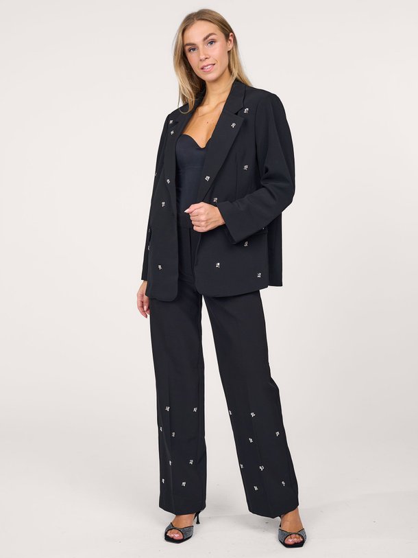 Ontdek de Trula geweven pantalon met applicaties van Sofie Schnoor in de kleur zwart bij Orangebag. Op werkdagen voor 21:45 besteld, morgen in huis.