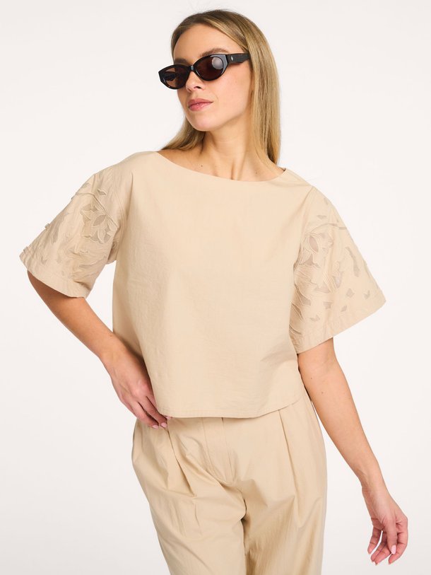 Ontdek de Lotus organic cotton top van Alchemist in de kleur Zand bij Orangebag. Op werkdagen voor 21:45 besteld, morgen in huis.