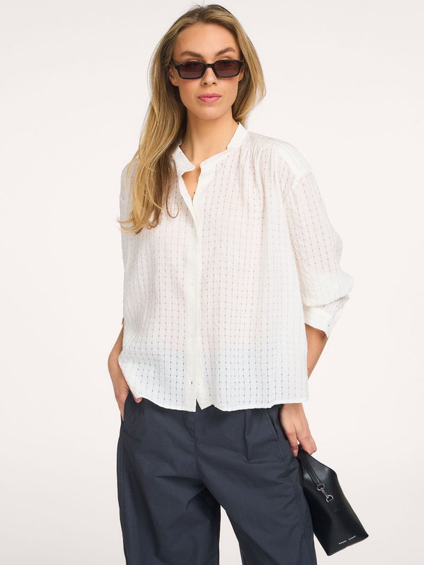 Ontdek de Ella viscosemix blouse van Sacrécoeur in de kleur Wit bij Orangebag. Op werkdagen voor 21:45 besteld, morgen in huis.