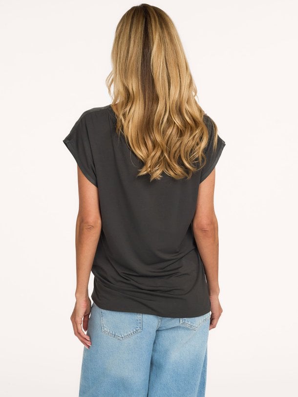 Yaya Viscose/Cupromix Top - Nearly Black Ontdek de Viscose/cupromix top van Yaya in de kleur nearly black bij Orangebag. Op werkdagen voor 21:45 besteld, morgen in huis.