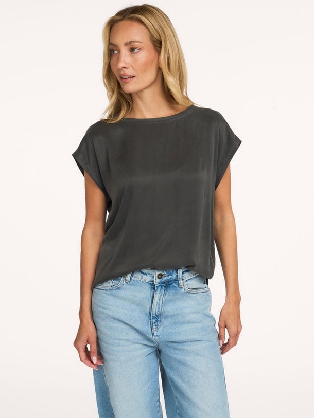 Yaya Viscose/Cupromix Top - Nearly Black Ontdek de Viscose/cupromix top van Yaya in de kleur nearly black bij Orangebag. Op werkdagen voor 21:45 besteld, morgen in huis.