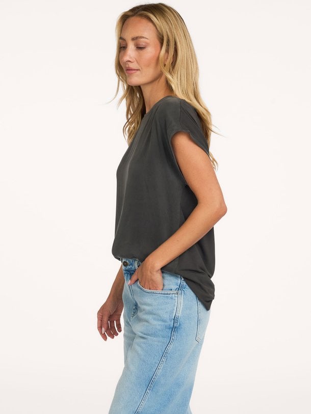 Yaya Viscose/Cupromix Top - Nearly Black Ontdek de Viscose/cupromix top van Yaya in de kleur nearly black bij Orangebag. Op werkdagen voor 21:45 besteld, morgen in huis.