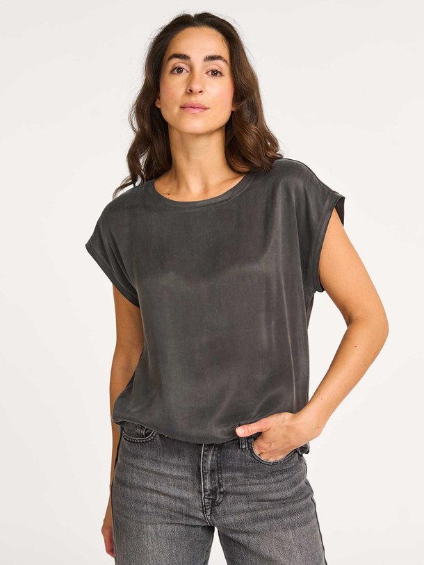 Ontdek de Viscose/cupromix top van Yaya in de kleur nearly black bij Orangebag. Op werkdagen voor 21:45 besteld, morgen in huis.