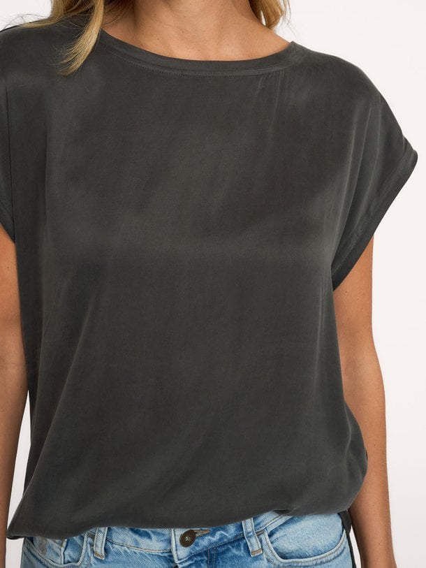 Yaya Viscose/Cupromix Top - Nearly Black Ontdek de Viscose/cupromix top van Yaya in de kleur nearly black bij Orangebag. Op werkdagen voor 21:45 besteld, morgen in huis.