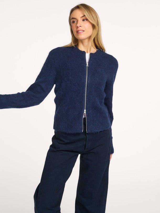 Ontdek de Sajeanine alpacamix vest van Samsoe Samsoe in de kleur Donkerblauw bij Orangebag. Op werkdagen voor 21:45 besteld, morgen in huis.