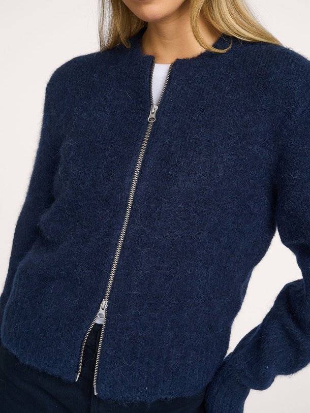 Ontdek de Sajeanine alpacamix vest van Samsoe Samsoe in de kleur Donkerblauw bij Orangebag. Op werkdagen voor 21:45 besteld, morgen in huis.