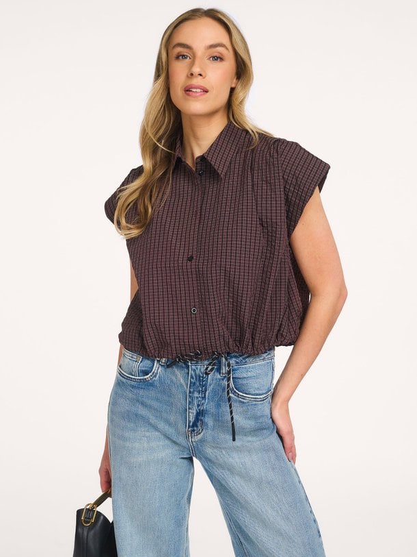 Ontdek de Edith Shirt van Karen By Simonsen bij Orangebag. Op werkdagen voor 21:45 besteld, morgen in huis.
