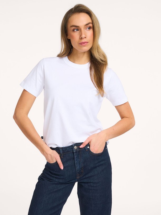 Ontdek de Jessica katoenen T-shirt van Denham in de kleur Wit bij Orangebag. Op werkdagen voor 21:45 besteld, morgen in huis.