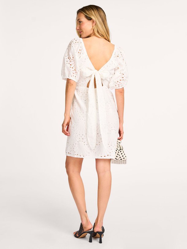 Ontdek de Naya katoenen broderie jurk van Co'Couture in de kleur wit bij Orangebag. Op werkdagen voor 21:45 besteld, morgen in huis.