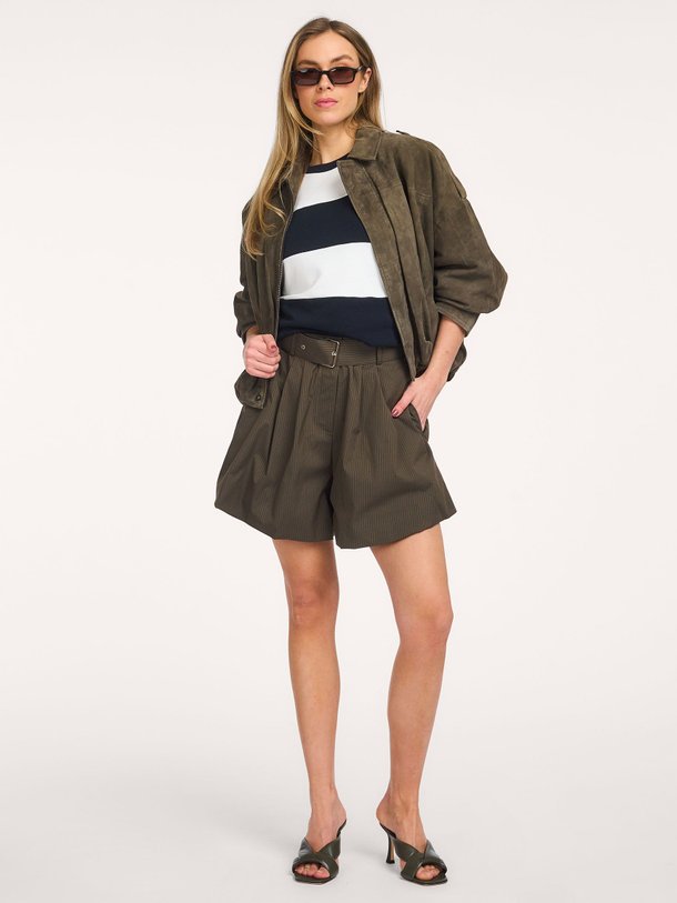 Ontdek de Leandra katoen gestreepte short van Johny in de kleur Kaki bij Orangebag. Op werkdagen voor 21:45 besteld, morgen in huis.