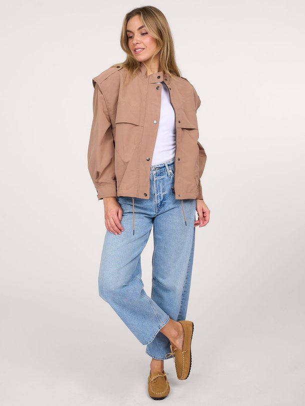 Ontdek de Elba geweven jack met afneembare mouwen van Co'Couture in de kleur kaki bij Orangebag. Op werkdagen voor 21:45 besteld, morgen in huis.