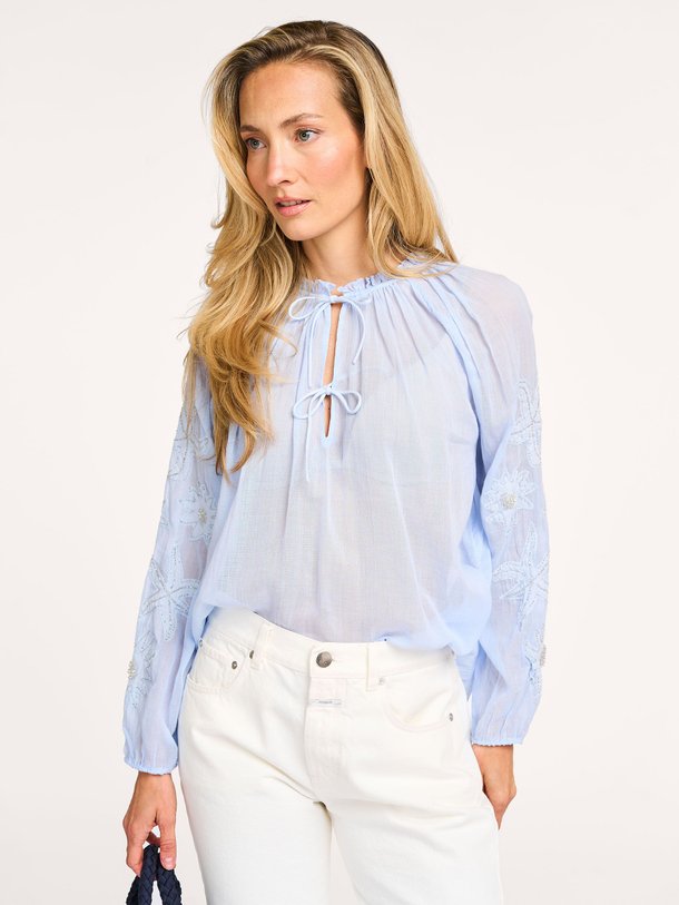 Ontdek de Nicoliana organic cotton top van Louise Misha in de kleur lichtblauw bij Orangebag. Op werkdagen voor 21:45 besteld, morgen in huis.