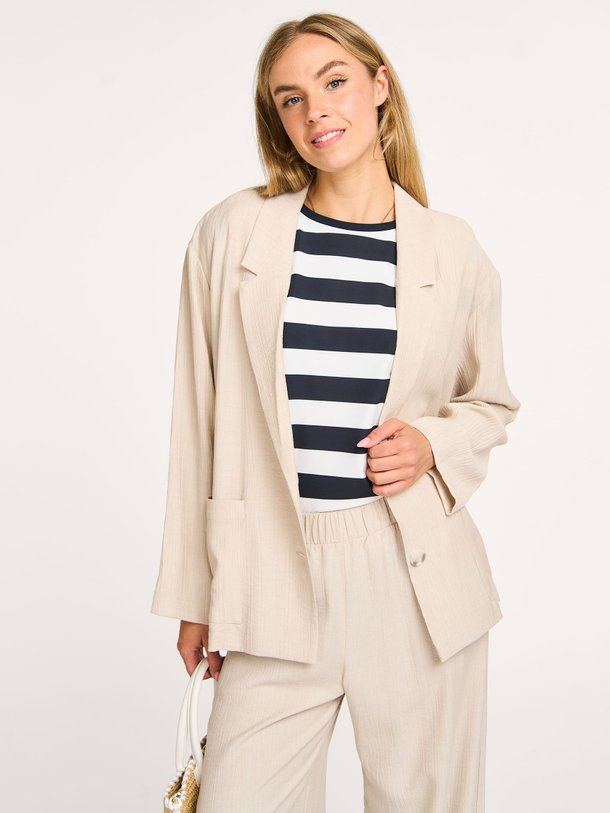 Ontdek de Petria viscosemix blazer met structuur van Studio Anneloes in de kleur ecru bij Orangebag. Op werkdagen voor 21:45 besteld, morgen in huis.