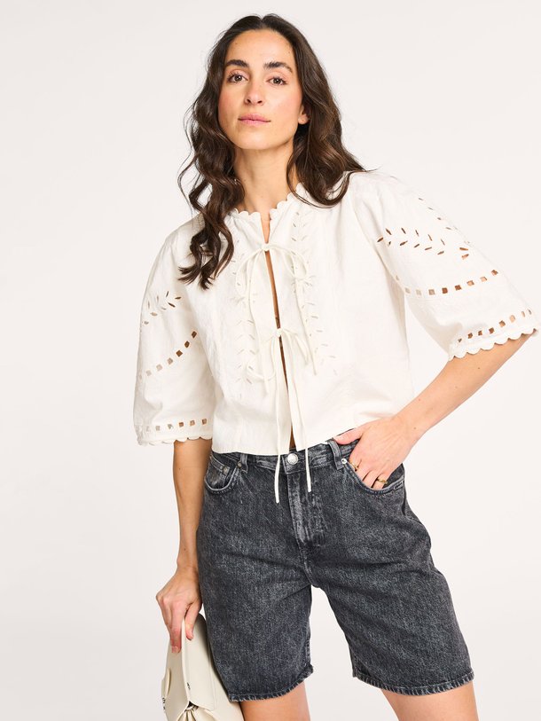 Ontdek de Imeau katoenmix top van Ruby Tuesday in de kleur off-white bij Orangebag. Op werkdagen voor 21:45 besteld, morgen in huis.