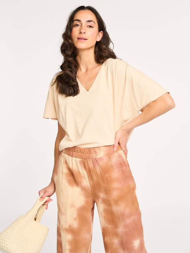 Ontdek de Cezanne katoenmix top van Ruby Tuesday in de kleur zand bij Orangebag. Op werkdagen voor 21:45 besteld, morgen in huis.