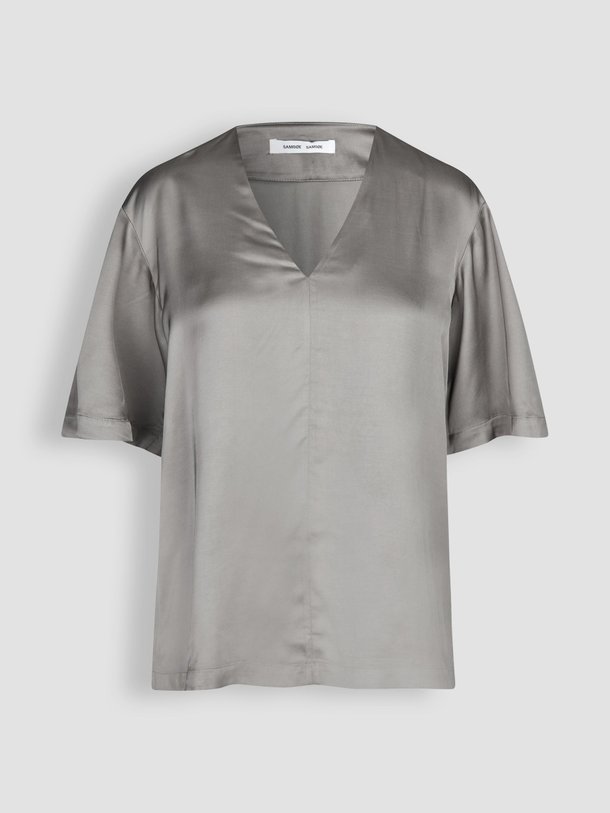Ontdek de Samelina viscose glanzende top van Samsoe Samsoe in de kleur grijs bij Orangebag. Op werkdagen voor 21:45 besteld, morgen in huis.