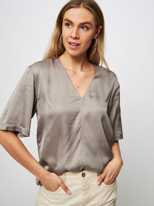 Ontdek de Samelina viscose glanzende top van Samsoe Samsoe in de kleur grijs bij Orangebag. Op werkdagen voor 21:45 besteld, morgen in huis.