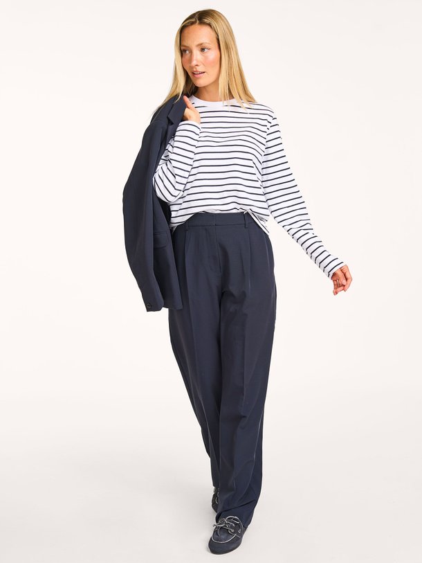 Ontdek de Ramona viscose pantalon van Samsoe Samsoe in de kleur donkerblauw bij Orangebag. Op werkdagen voor 21:45 besteld, morgen in huis.