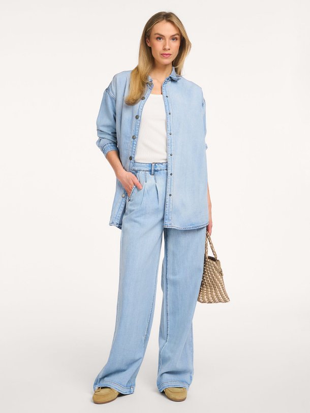 Ontdek de Hilma denim blouse van My Essential Wardrobe in de kleur Lichtblauw bij Orangebag. Op werkdagen voor 21:45 besteld, morgen in huis.