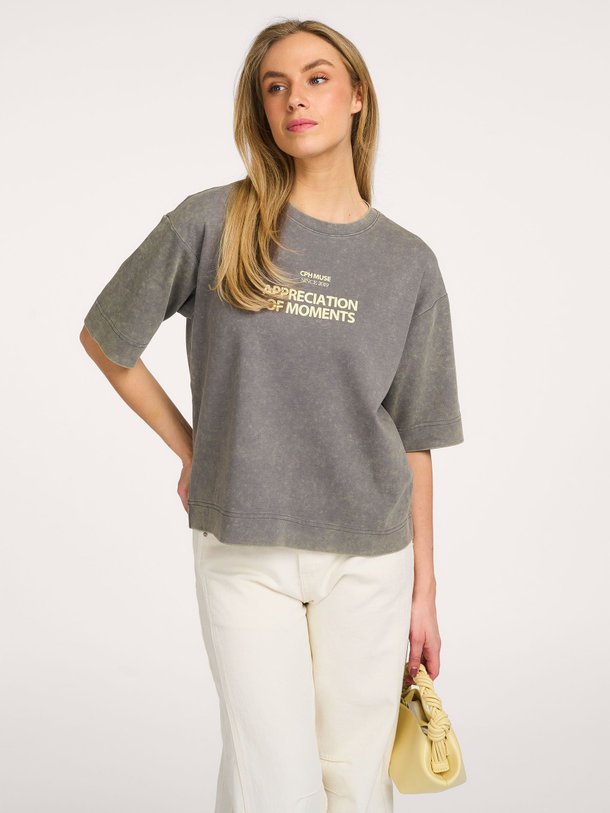 Ontdek de Muse katoenmix T-shirt van Copenhagen Muse in de kleur Kaki bij Orangebag. Op werkdagen voor 21:45 besteld, morgen in huis.